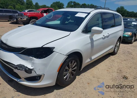 2017 Chrysler Pacifica Touring-L z USA, uszkodzony, nr VIN 2C4RC1BG5HR533946
